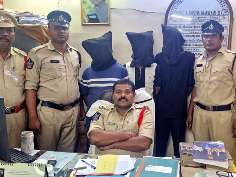 ముగ్గురు గంజాయి స్మగ్లర్‌ల అరెస్ట్