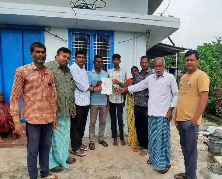 సీఎంఆర్ఎఫ్ చెక్కుల అందజేత