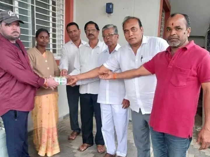 విద్యార్థినికి ఎమ్మెల్యే రూ. లక్ష చెక్కు అందజేత