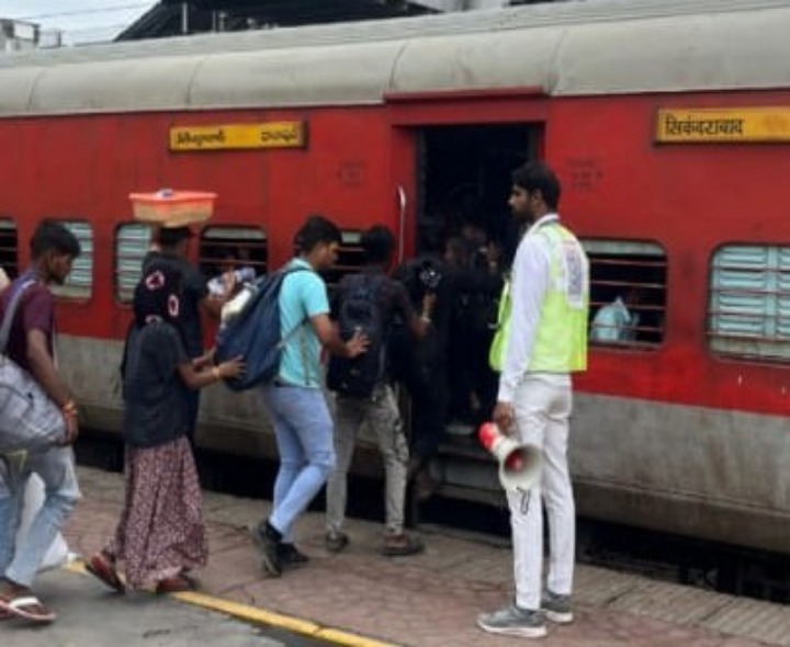 రైల్వే స్టేషన్ల వద్ద ప్రయాణికుల రద్దీ..!