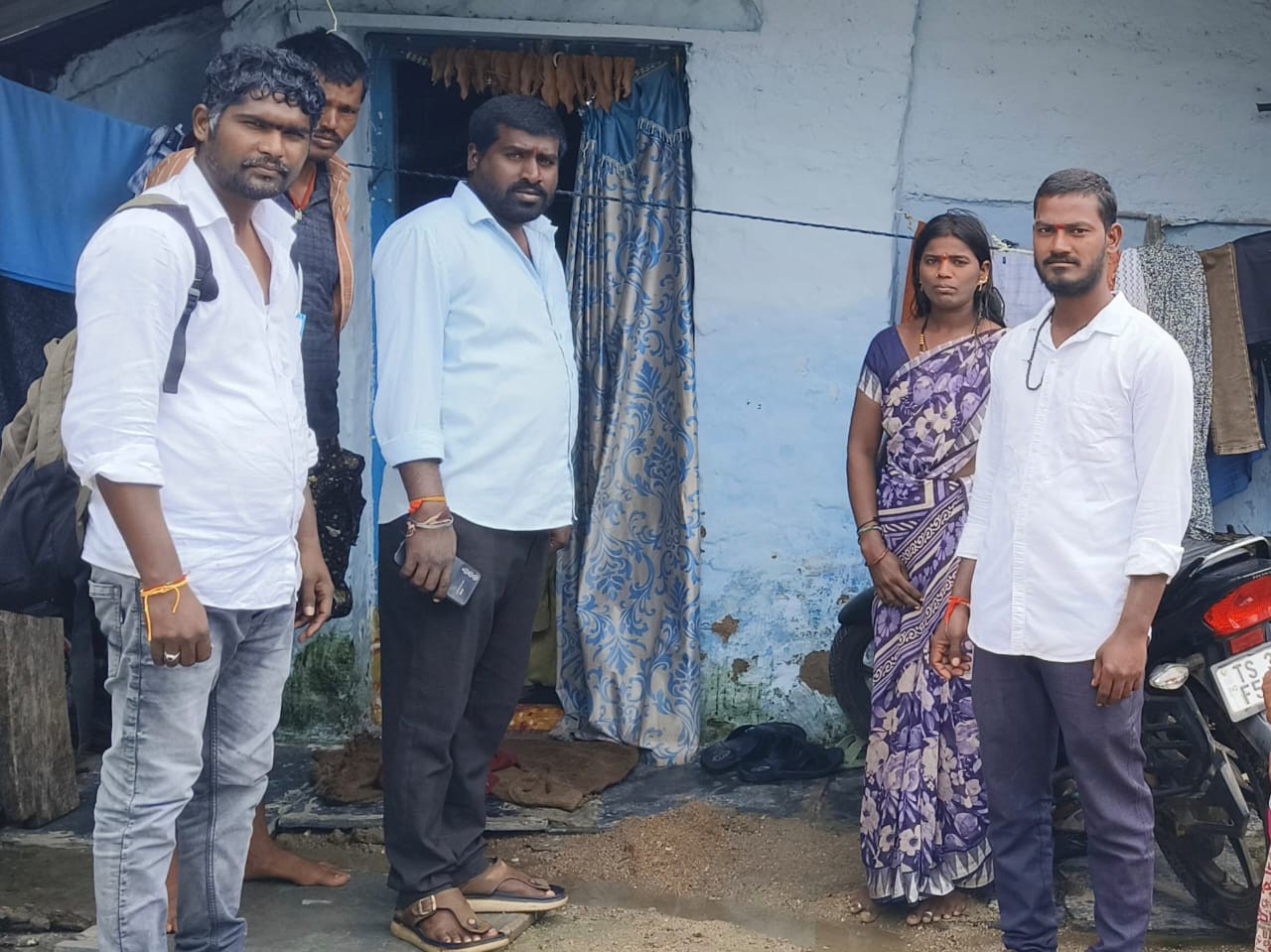 అస్తవ్యస్తంగా డ్రైనేజీ.. ప్రజలు తీవ్ర ఇబ్బందులు