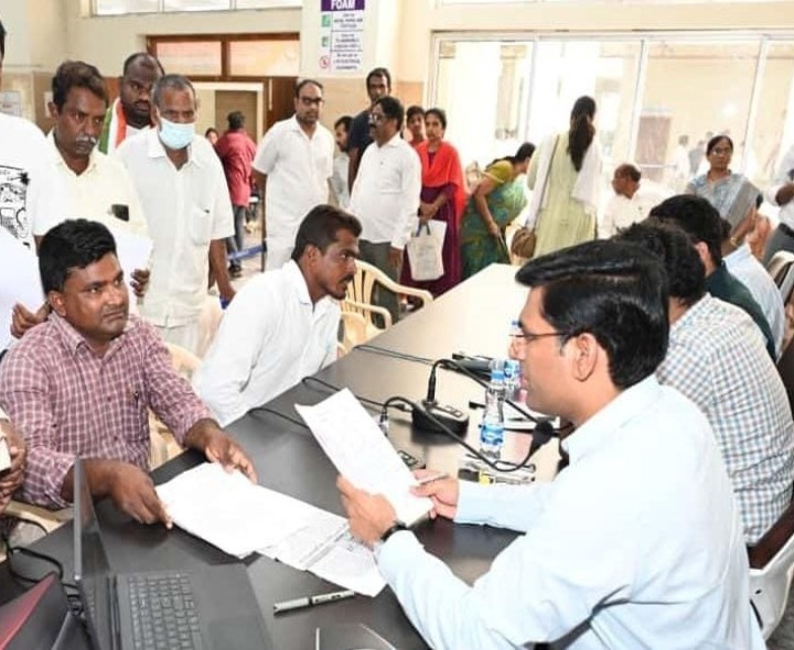 PGRSలో అర్జీలను స్వీకరించిన కలెక్టర్