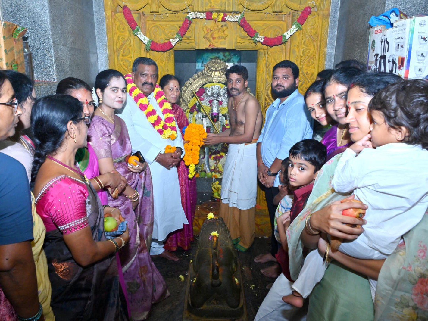 అమ్మవారి పల్లకీ సేవలో ఎమ్మెల్యే దంపతులు
