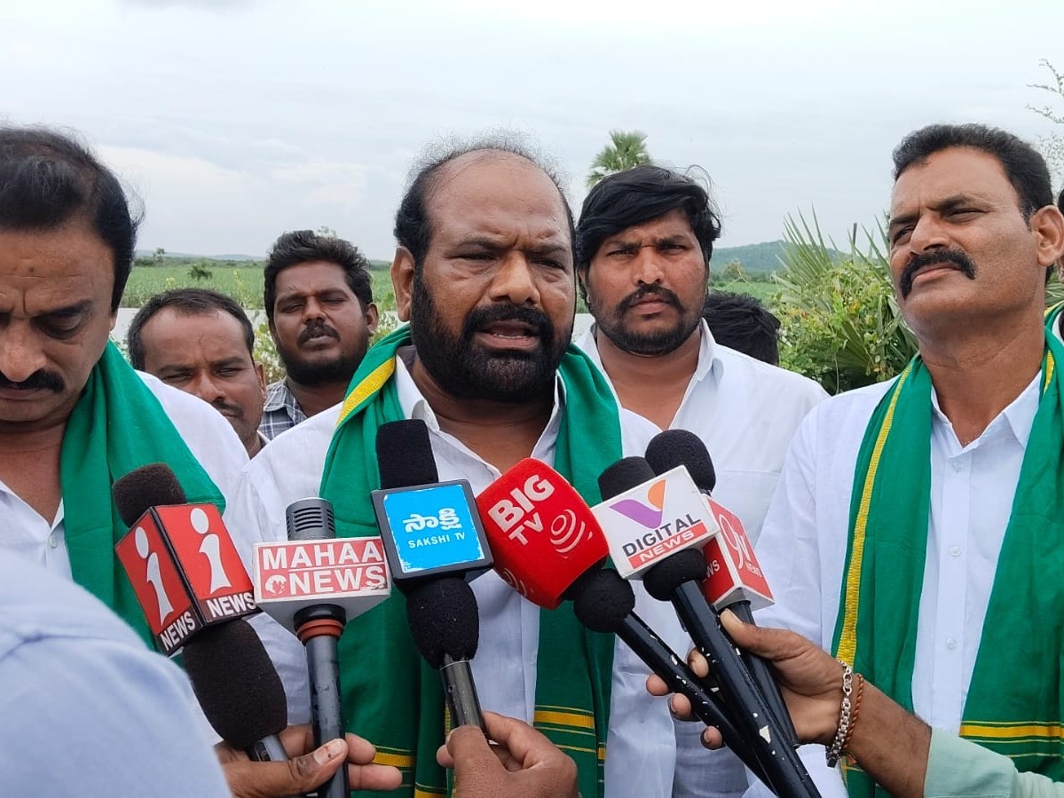 ‘ఎకరాకు రూ. 25 వేలు ప్రభుత్వం నష్టపరిహారం చెల్లించాలి’