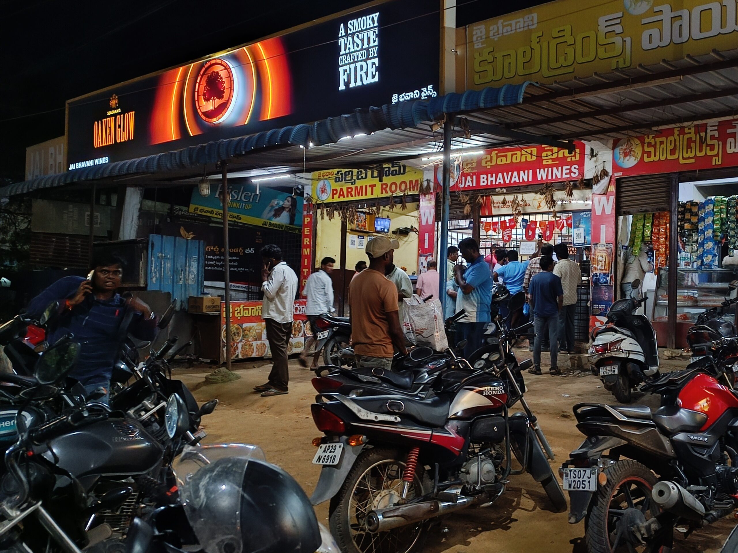 మద్యం దుకాణాలకు పోటెత్తిన మద్యంప్రియులు