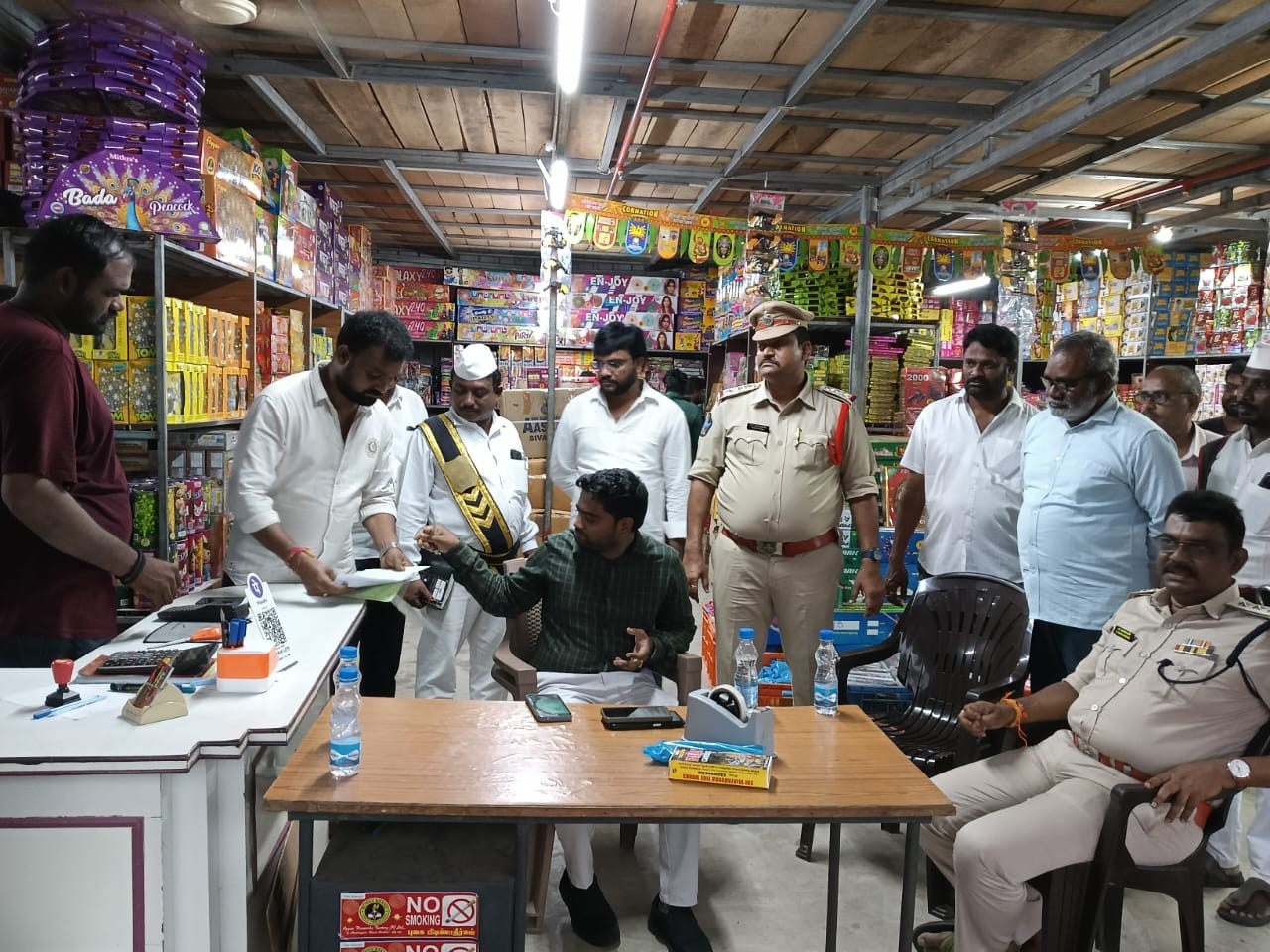 కొత్తపేటలో దీపావళి సామాగ్రి షాపుల్లో తనిఖీలు