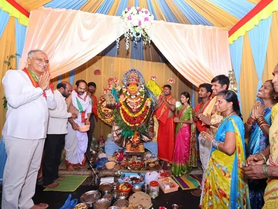దసరా నవరాత్రి ఉత్సవాలలో పాల్గొన్న హరీష్ రావు
