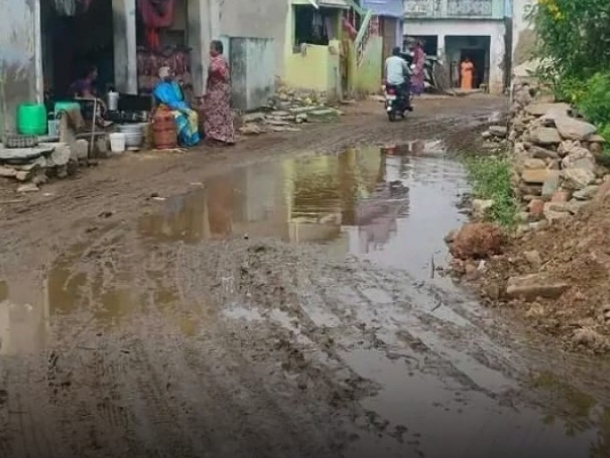 జిల్లాలో అధ్వానంగా తయారైన రోడ్డు