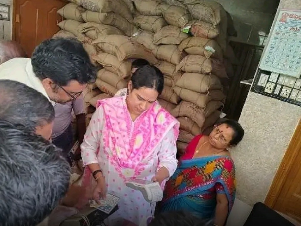 ఈనెల 15 నుంచి స్మార్ట్ రేషన్ కార్డుల పంపిణీ