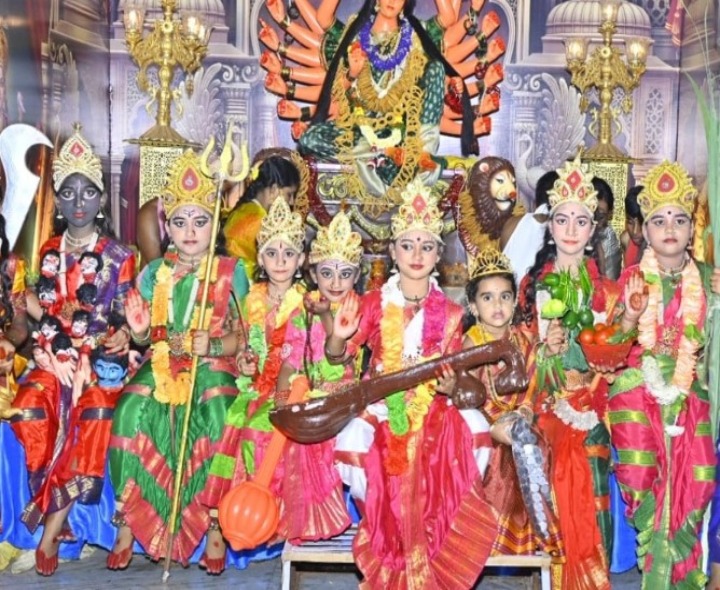 దుర్గామాత అలంకరణలో చిన్నారులు