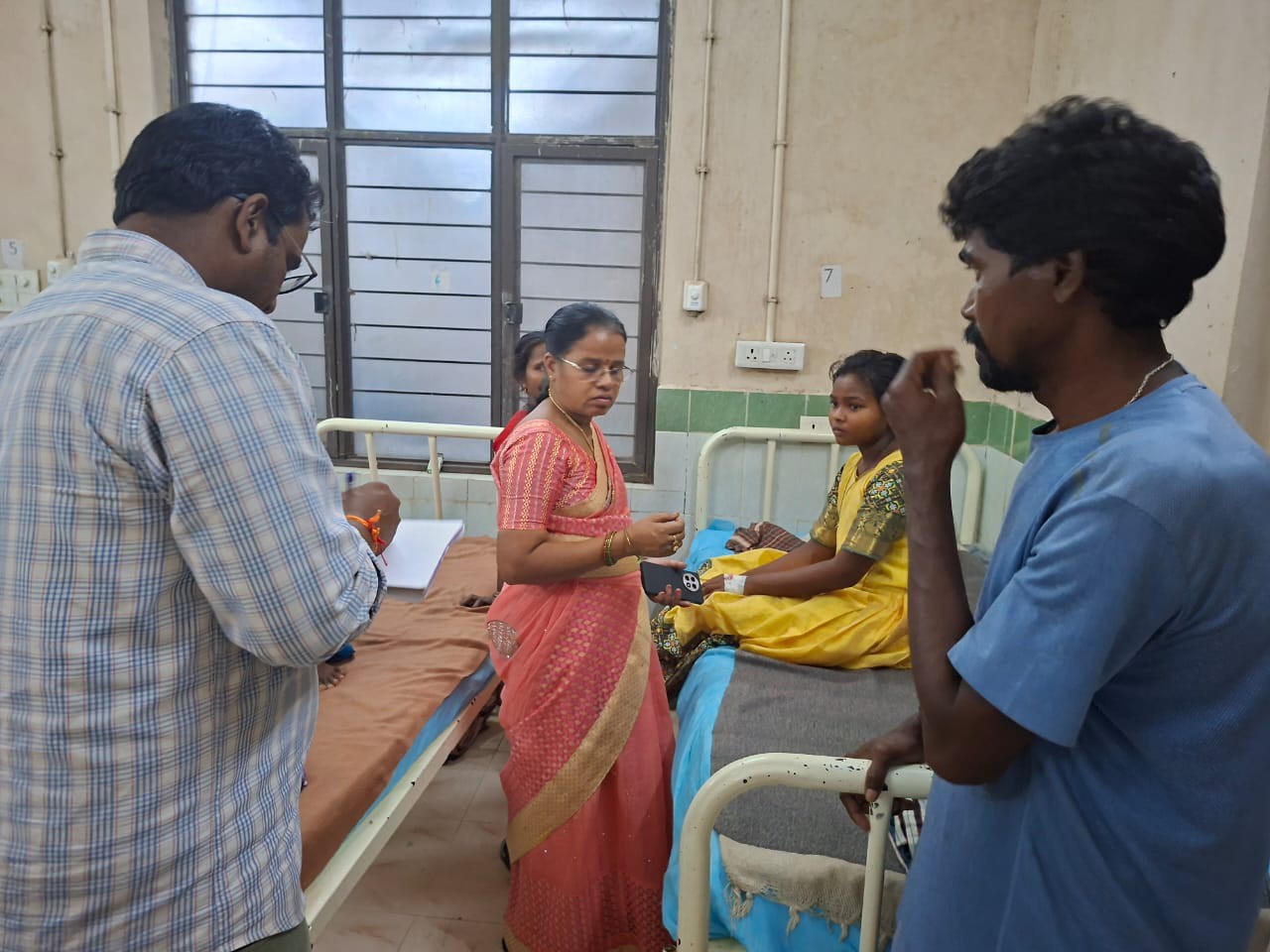 చికిత్స పొందుతున్న విద్యార్థులను పరామర్శించిన డీడీ