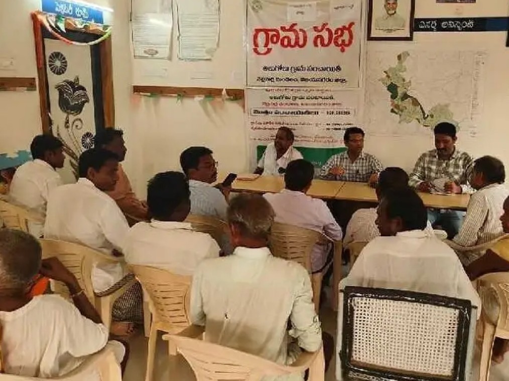 రీసర్వే కోసం అలుగోలు గ్రామంలో గ్రామసభ