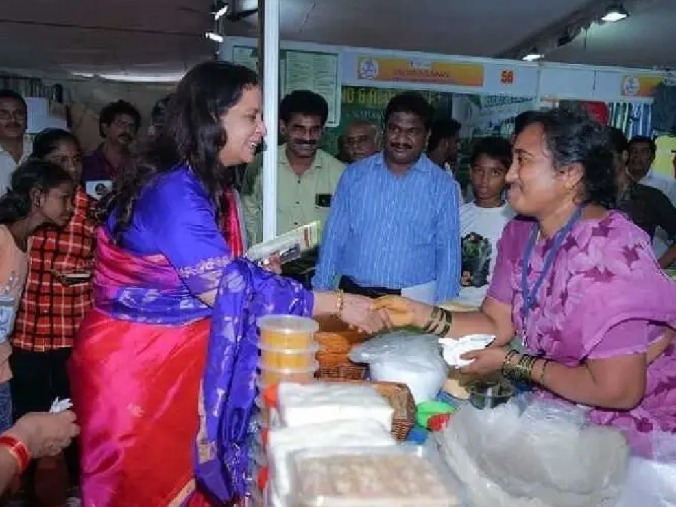 ‘మహిళలు తయారు చేసిన ఉత్పత్తులను కొనండి’