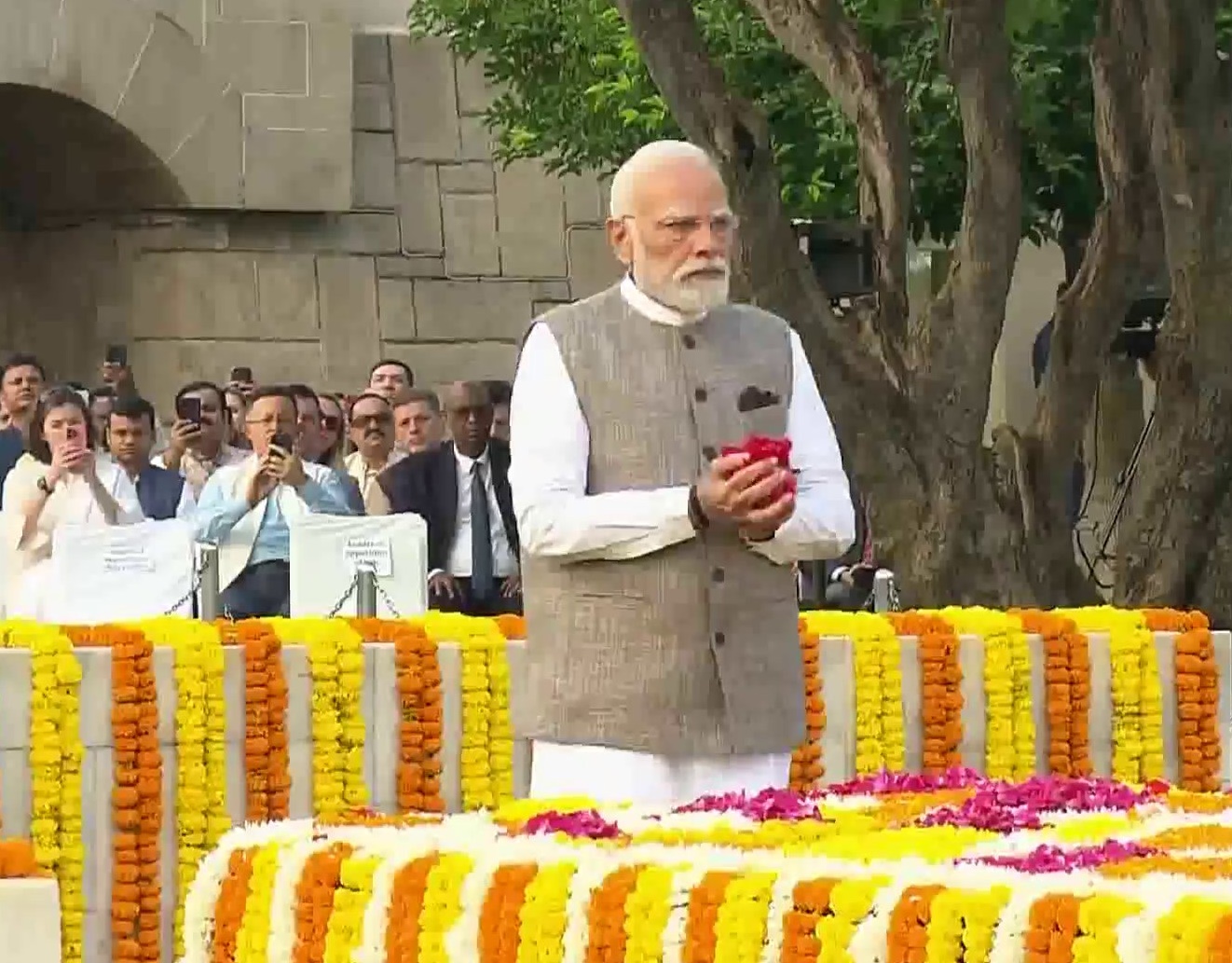గాంధీజీ, లాల్‌బహదూర్‌ శాస్త్రికి ప్రముఖుల నివాళి