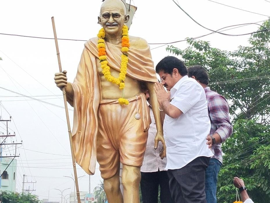 గాంధీజీకి నివాళులర్పించిన ఎమ్మెల్యే నల్లమిల్లి