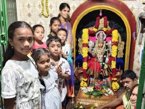 ఉజ్జిడమ్మను దర్శించుకున చిన్నారులు