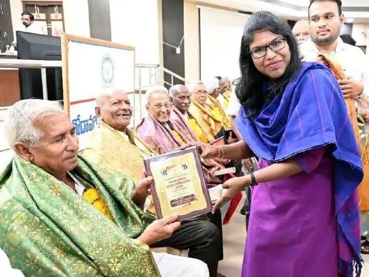 వృద్ధులను సత్కరించిన కలెక్టర్