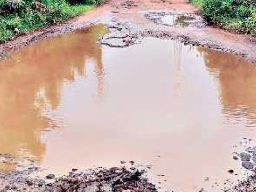 జిల్లాలో రహదారిని బాగుచేయరా