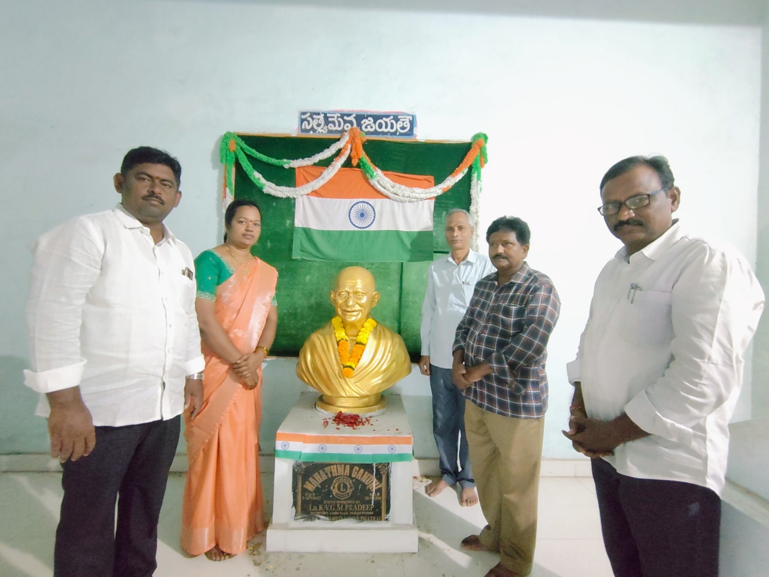 మహాత్మునికి నివాళులర్పించిన ఎంపీపీ