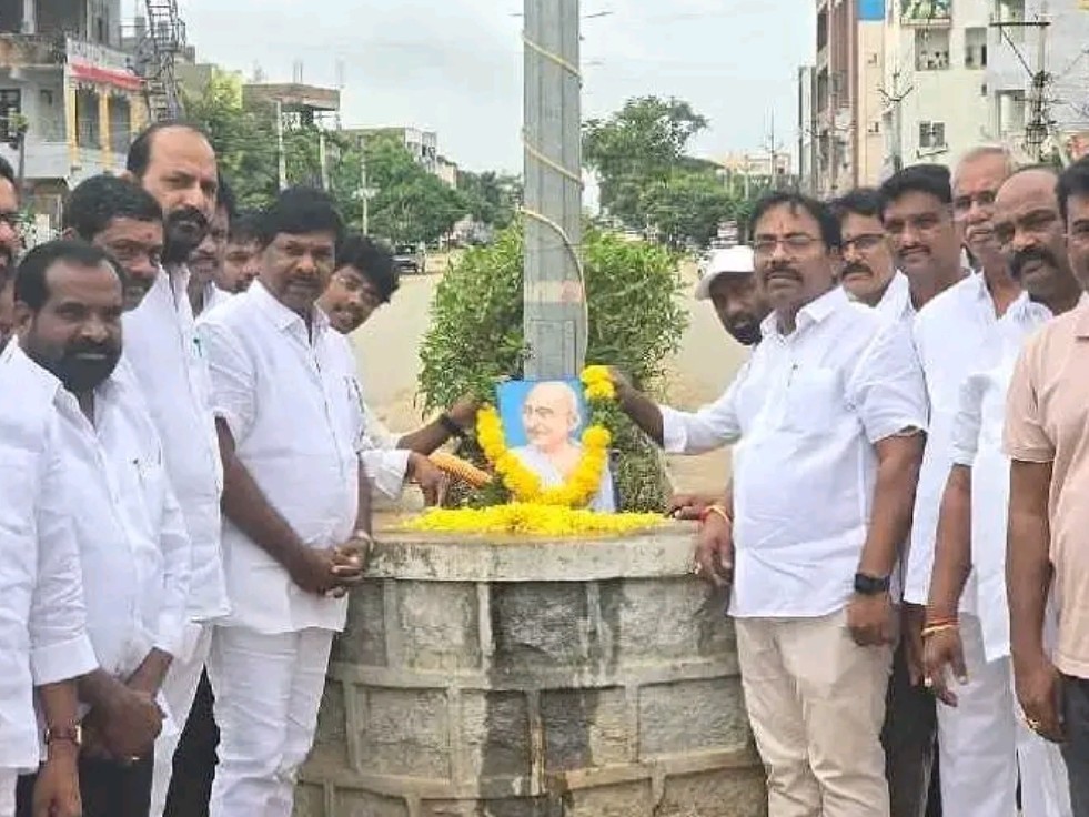 గాంధీ విగ్రహ ఏర్పాటుకు ఎమ్మెల్యే భూమి పూజ