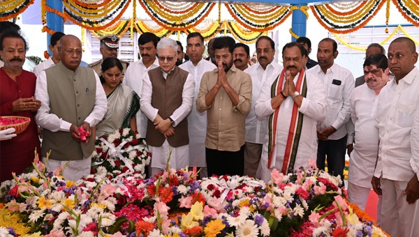 గాంధీజీకి గవర్నర్, సీఎం నివాళులు