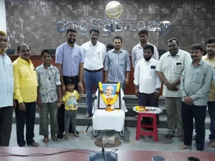 మహాత్మా గాంధీకి నివాళులర్పించిన కలెక్టర్