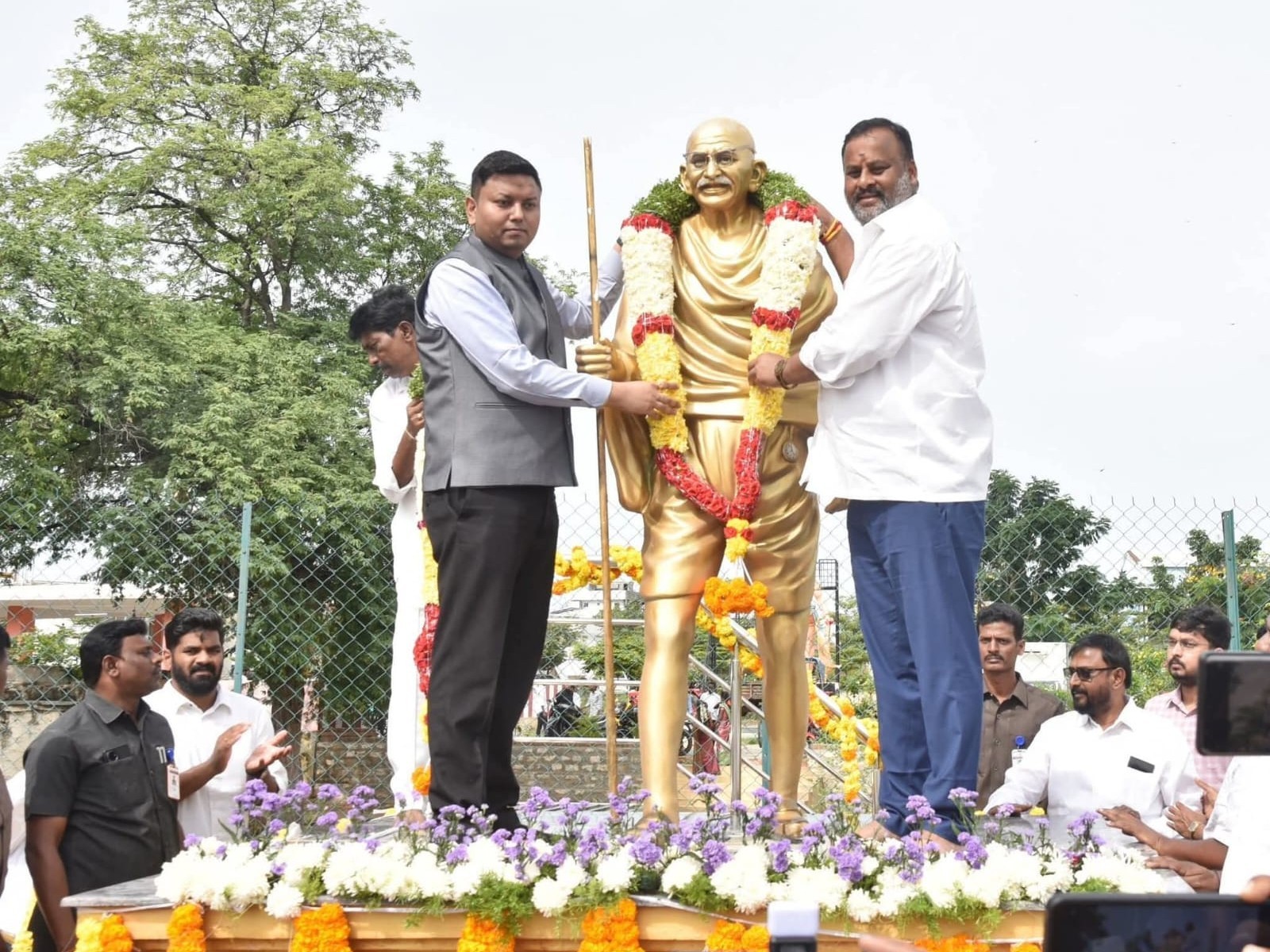 గాంధీ ఆశయాలను గుర్తుంచుకోవాలి : మంత్రి