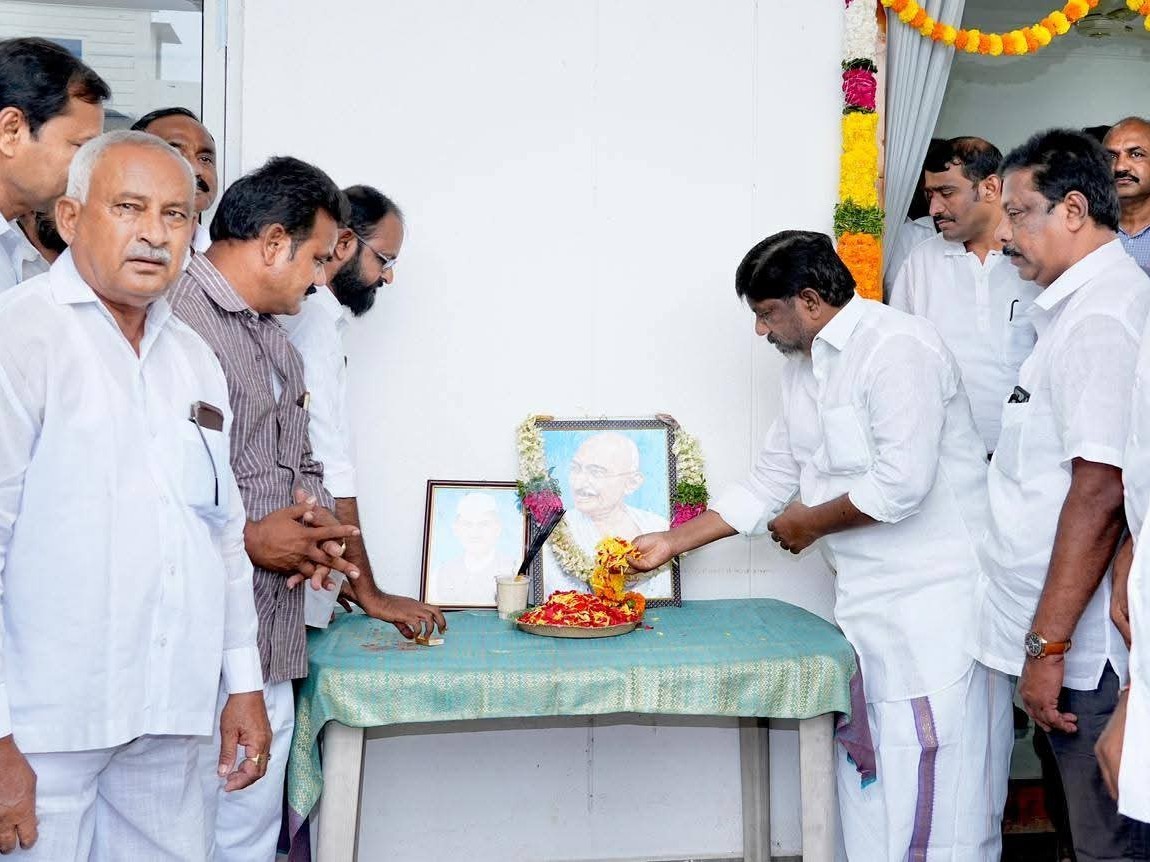 గాంధీ చిత్రపటానికి నివాళులర్పించిన DY.CM