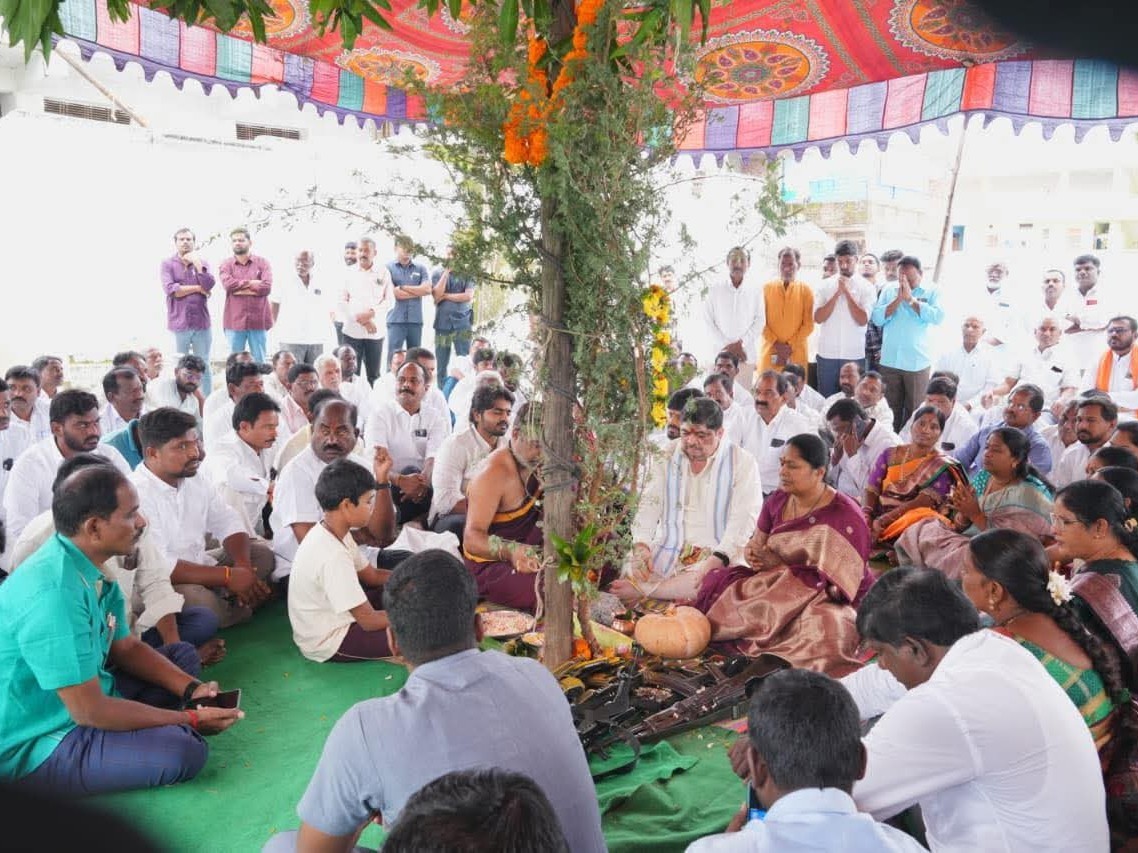ప్రత్యేక పూజలో పాల్గొన్న మంత్రి పొన్న ప్రభాకర్ దంపతులు