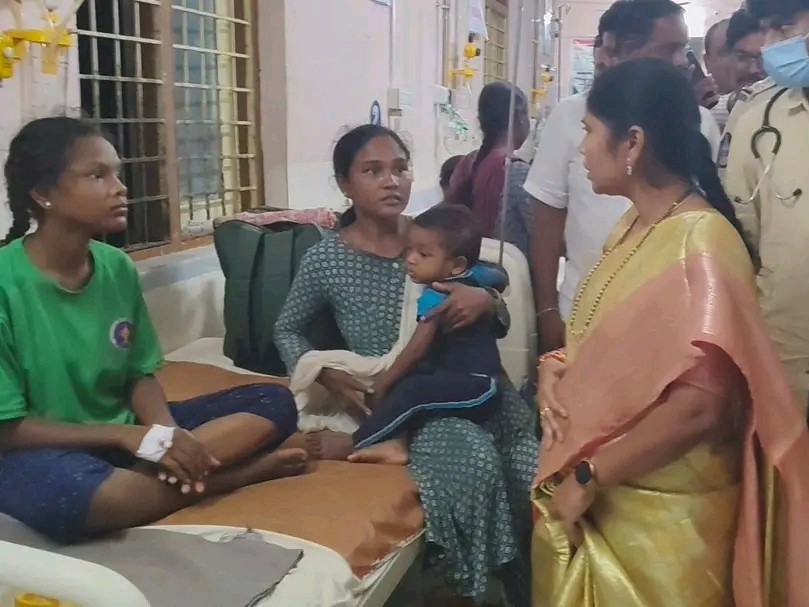 విద్యార్థులను పరామర్శించిన ఎమ్మెల్యే