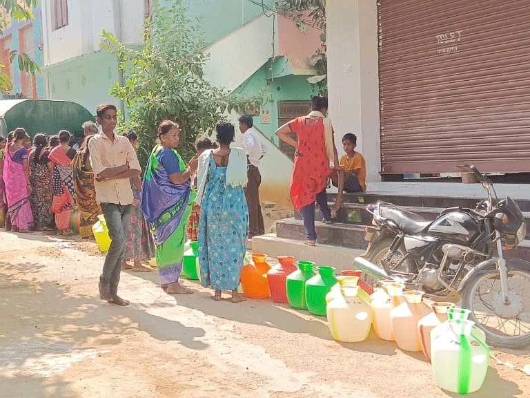 పండుగ పూట.. తప్పని తాగునీటి కష్టాలు