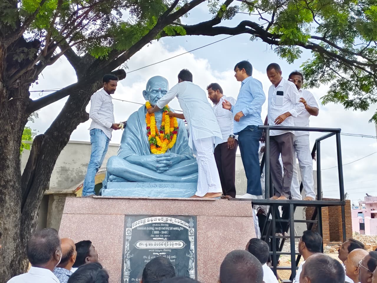 ‘మహాత్మా గాంధీ ఆశయాలను ప్రతి ఒక్కరం కొనసాగిద్దాం’