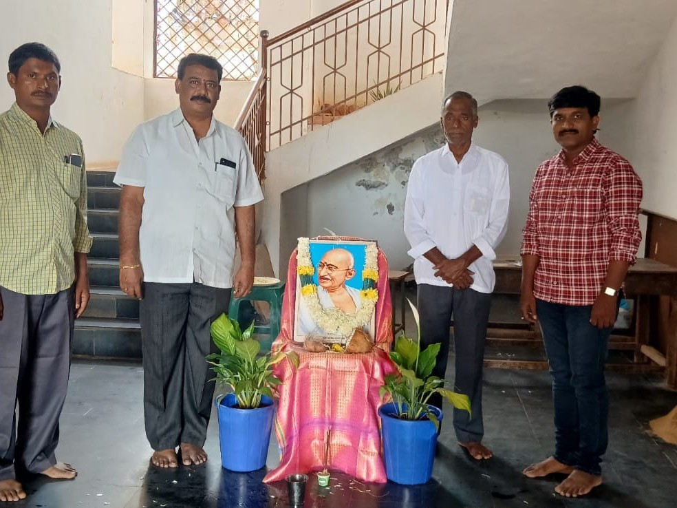 గాంధీ చిత్రపటానికి నివాళులర్పించిన ఎంపీడీవో