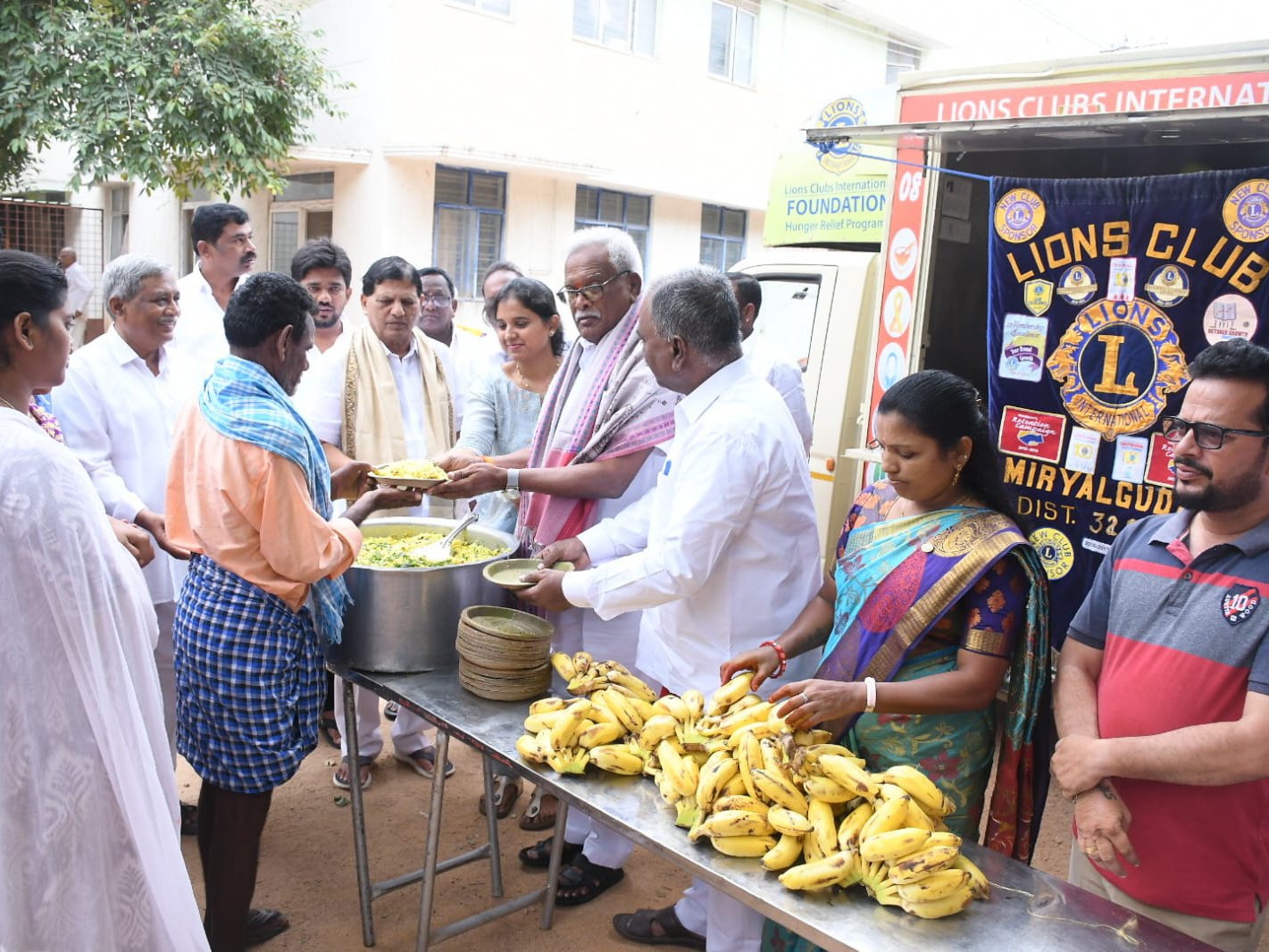 ప్రభుత్వాసుపత్రిలో రోగులకు పండ్లను పంపిణీ
