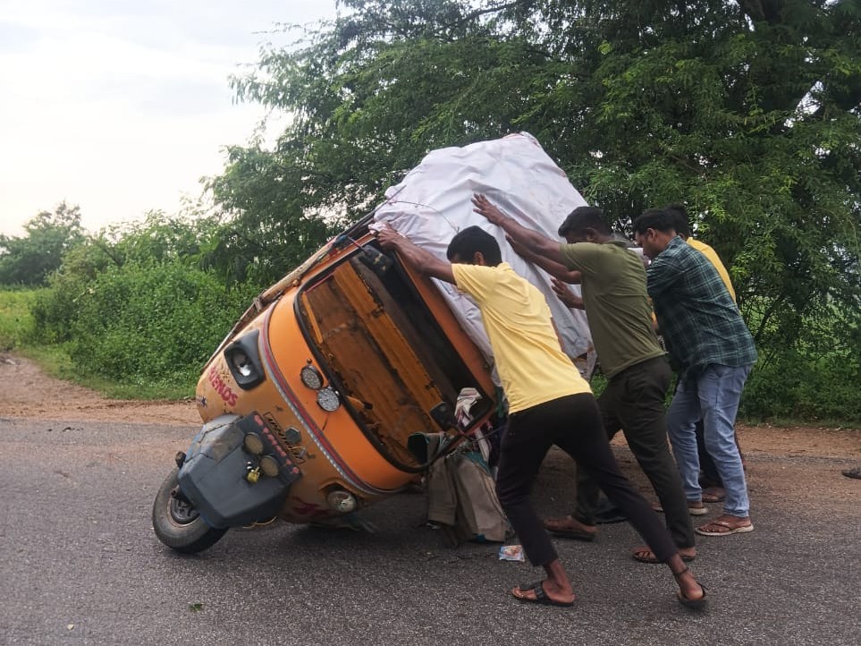 అదుపు తప్పి ఆటో బోల్తా.. ఇద్దరి వ్యక్తులకు గాయాలు