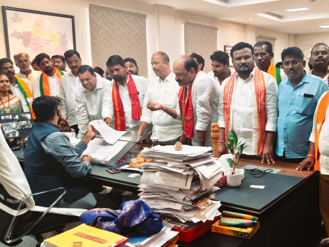 ప్రభుత్వం హామీలు అమలు చేయాలని కలెక్టర్ కు వినతిపత్రం