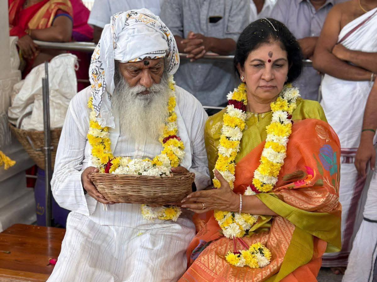 గాయత్రీ దేవిని దర్శించుకున్న జేసీ