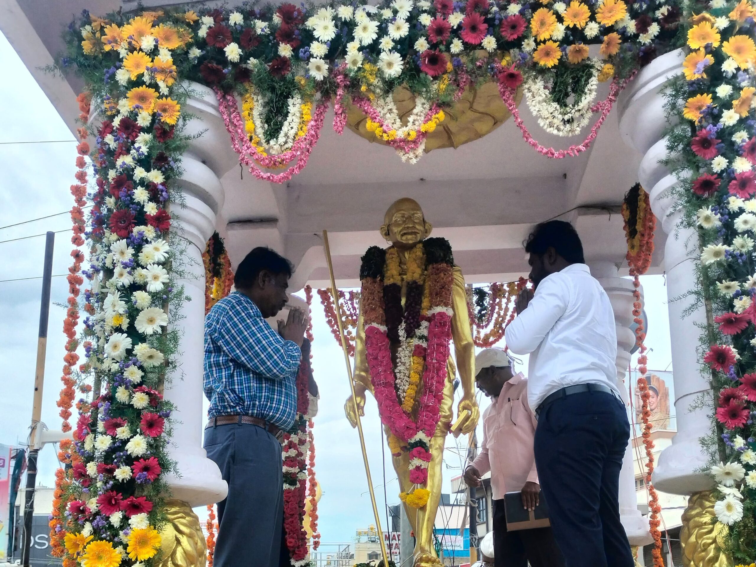 మహాత్మా గాంధీ విగ్రహానికి నివాళులర్పించిన కమిషనర్