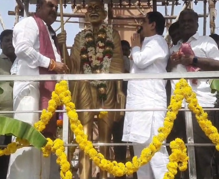 గాంధీ ఆశయ సాధన దిశగా ముందుకెళ్దాం: ప్రభుత్వ విప్