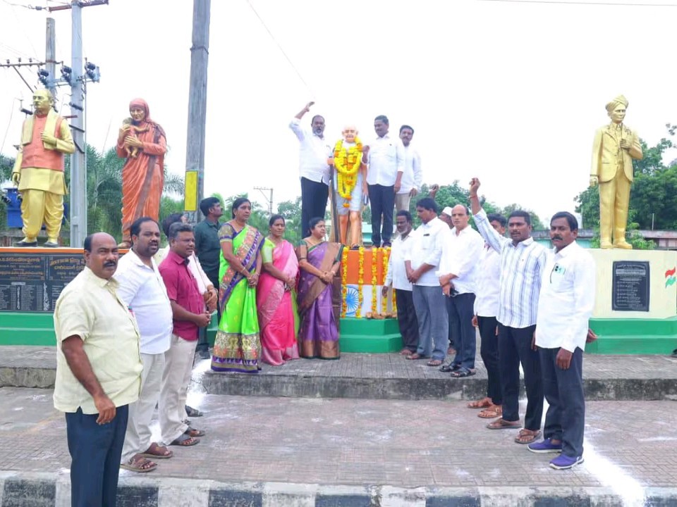 ‘గాంధీజీ అడుగుజాడల్లో ప్రతి ఒక్కరు నడవాలి’