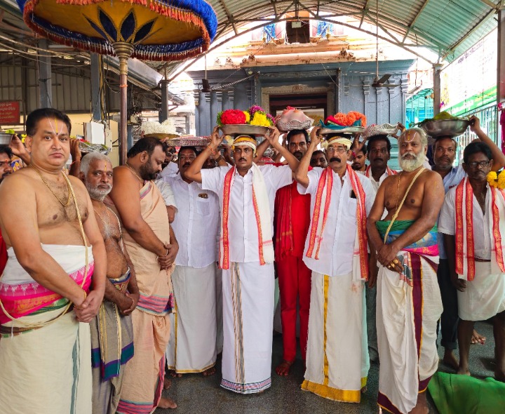 వాడపల్లి కనకదుర్గమ్మ అమ్మవారికి సారె సమర్పణ