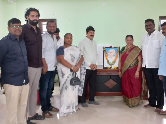 గాంధీ అనుసరించిన సత్య మార్గం అనుసరించాలి: ఎమ్మెల్యే
