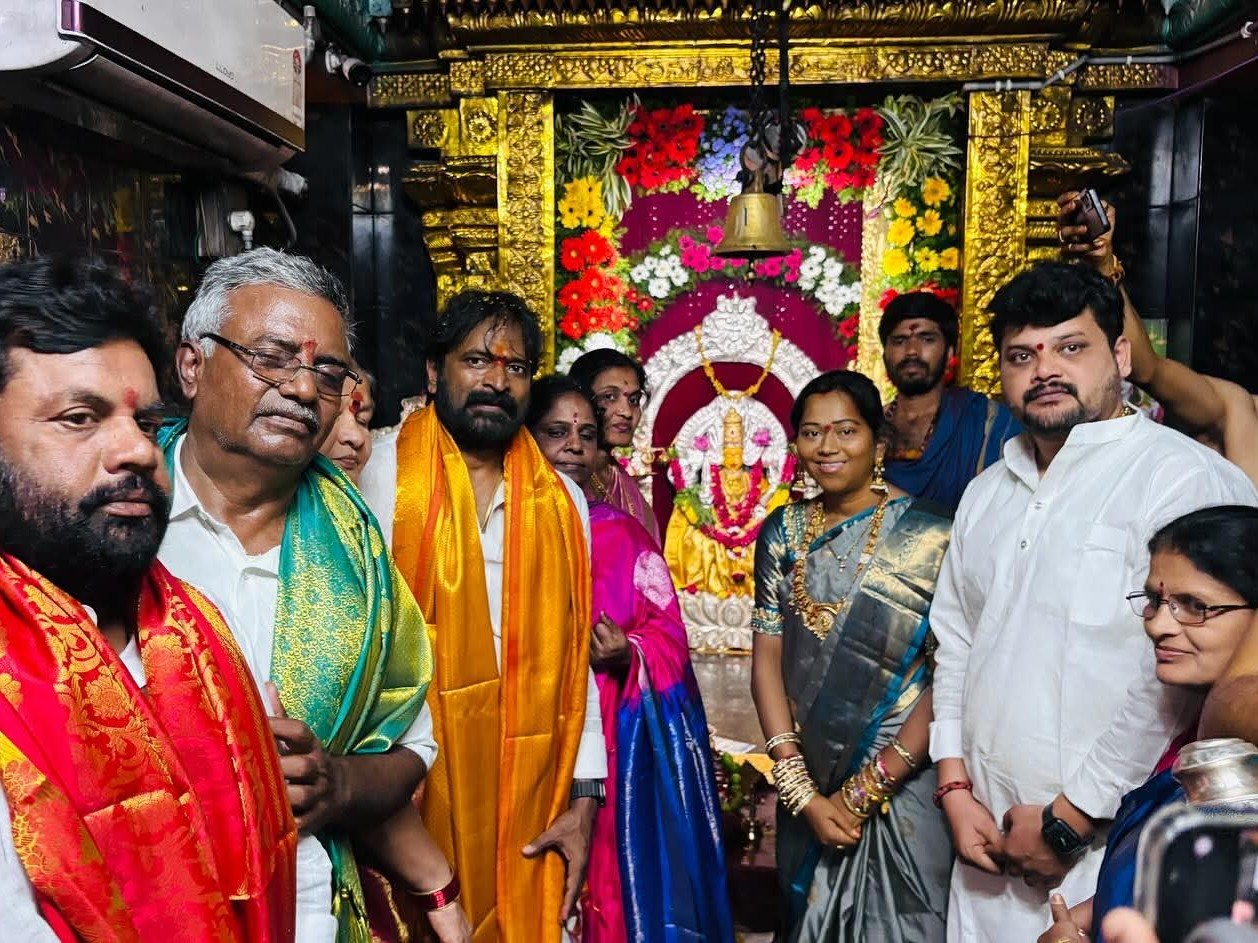 రేణుక ఎల్లమ్మ దేవాలయంలో మాజీ మంత్రి ప్రత్యేక పూజలు