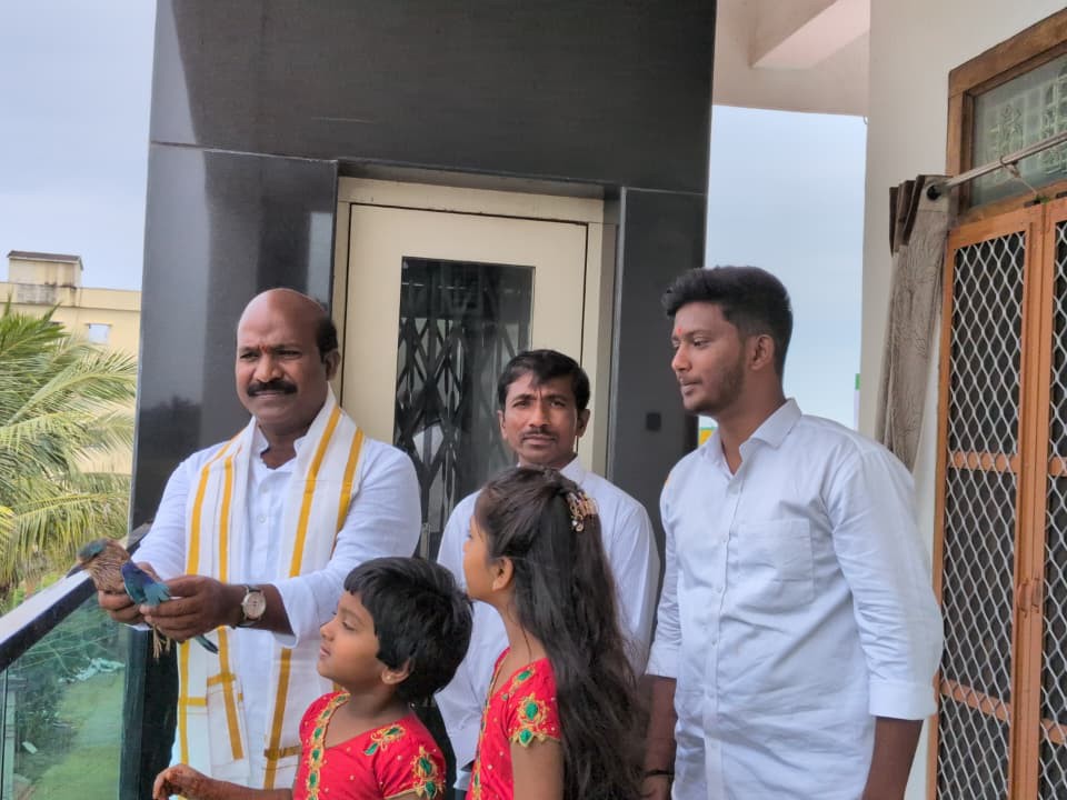 పాలపిట్టను ఎగురవేసిన మాజీ ఎమ్మెల్యే