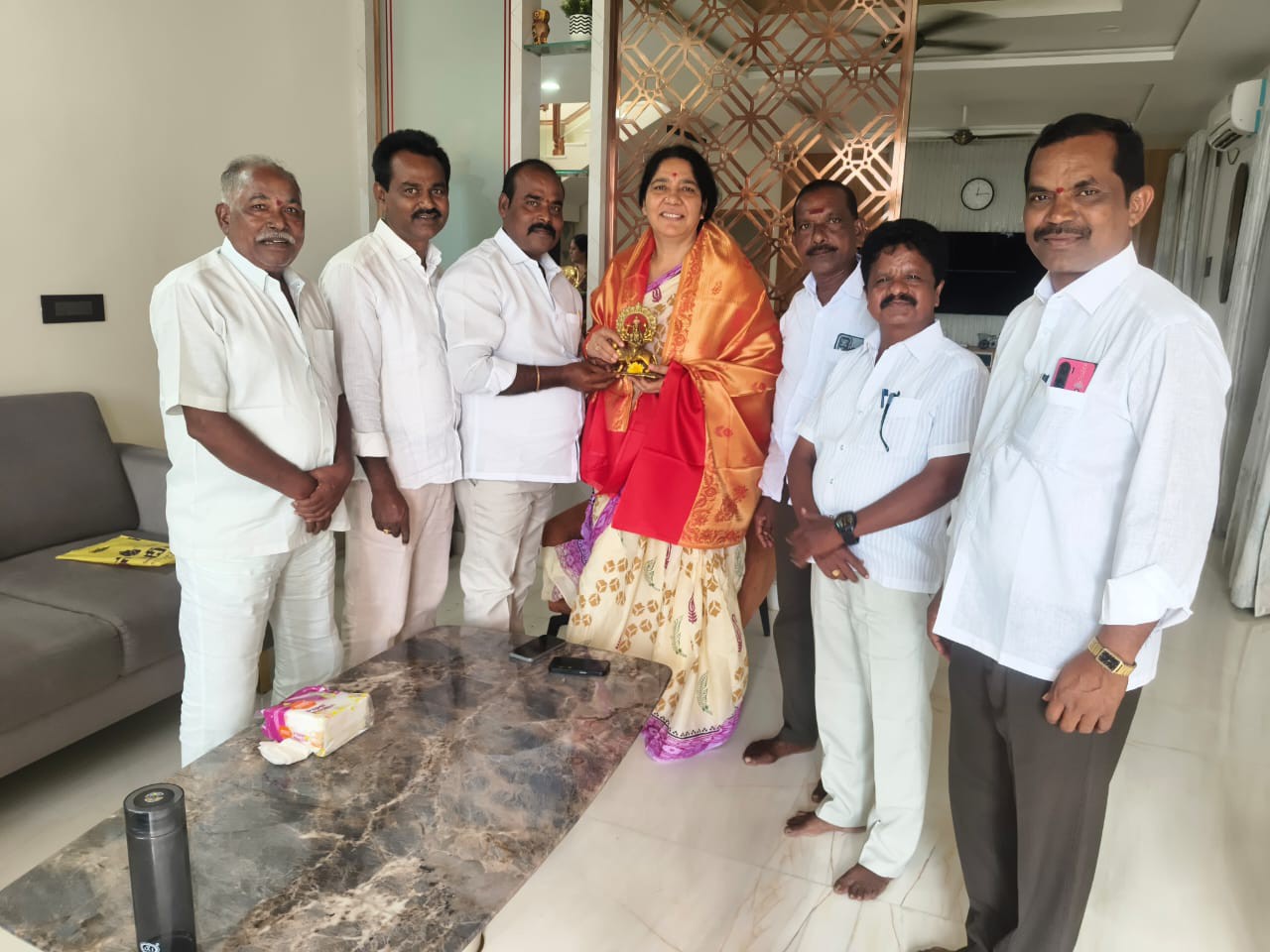 మాజీ మంత్రిని కలిసిన BRS నాయకులు