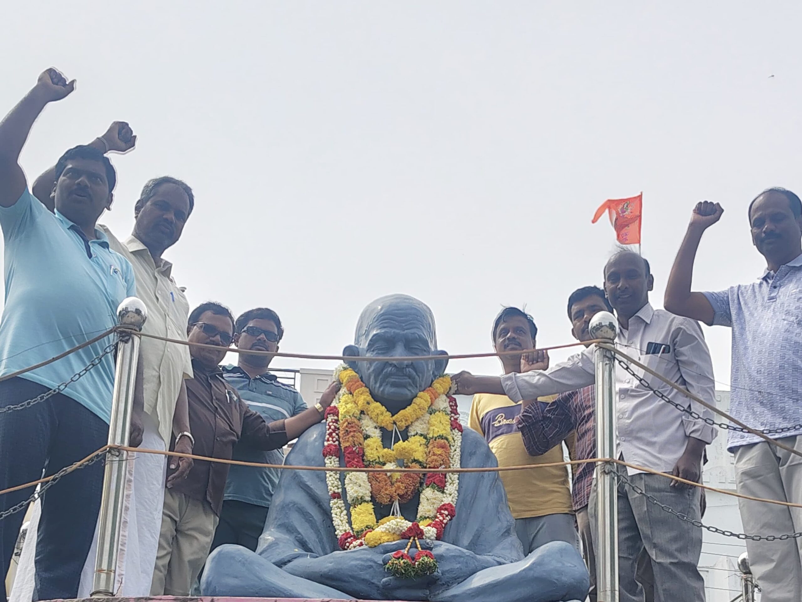 ‘గాంధీ మార్గం అనుసరణీయం’