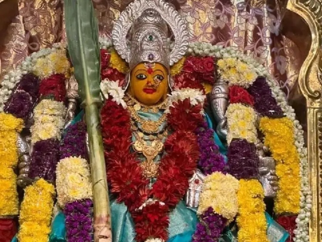 రాజరాజేశ్వరి దేవి అవతారంలో అమ్మవారు