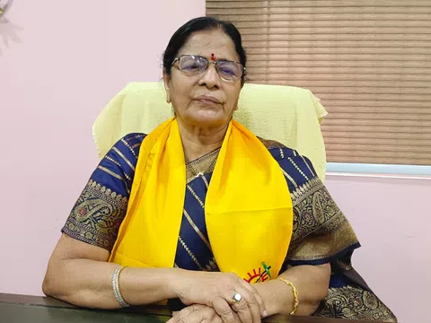 సీఎం సహాయ నిధి చెక్కులు అందజేసిన మాజీ ఎంపీ