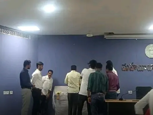 గాంధీజీకి నివాళులర్పించిన కలెక్టర్
