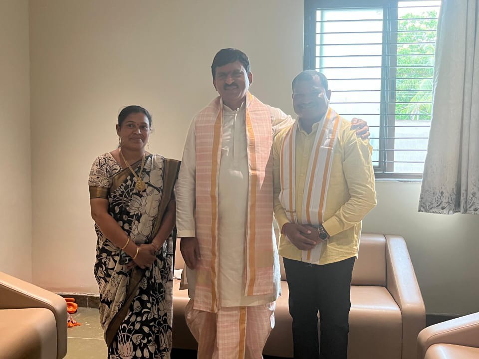 మంత్రి పొంగులేటి నీ కలిసిన ఎమ్మెల్యే జారే దంపతులు